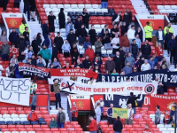 曼联票价调整引发争议，公开售票后迅速售罄，球迷情绪复杂