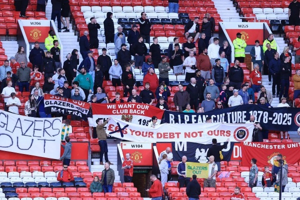 曼联票价调整引发争议，公开售票后迅速售罄，球迷情绪复杂