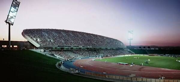 东体，三大球运动会看台空空荡荡，缺乏雄厚群众基础，难以攀登金字塔尖